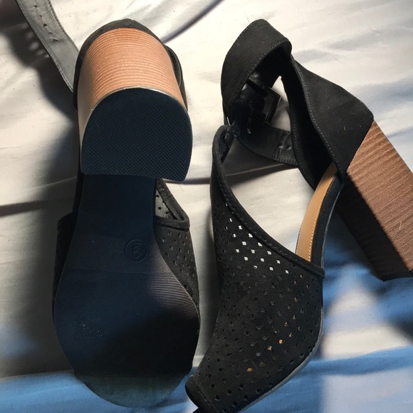 Heels - Picture 4 of 4